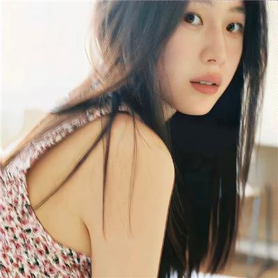 穿盔甲的少女